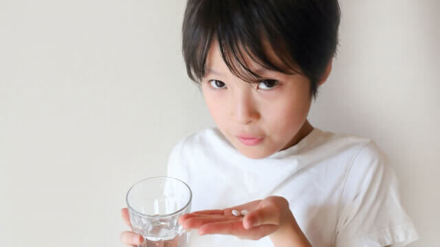 薬が嫌いな男の子の写真