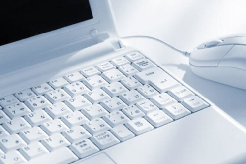 白いノートパソコンの写真