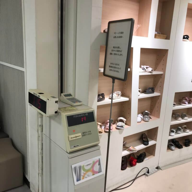 子供靴売り場19人待ち