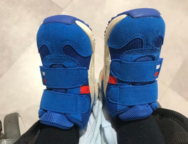 ファーストシューズを履いた子供の足の写真