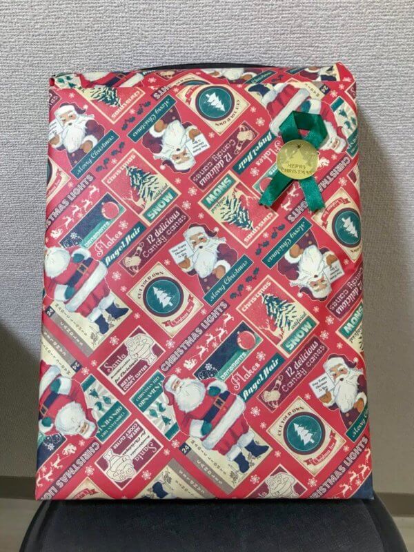 ラッピングされたクリスマスプレゼント