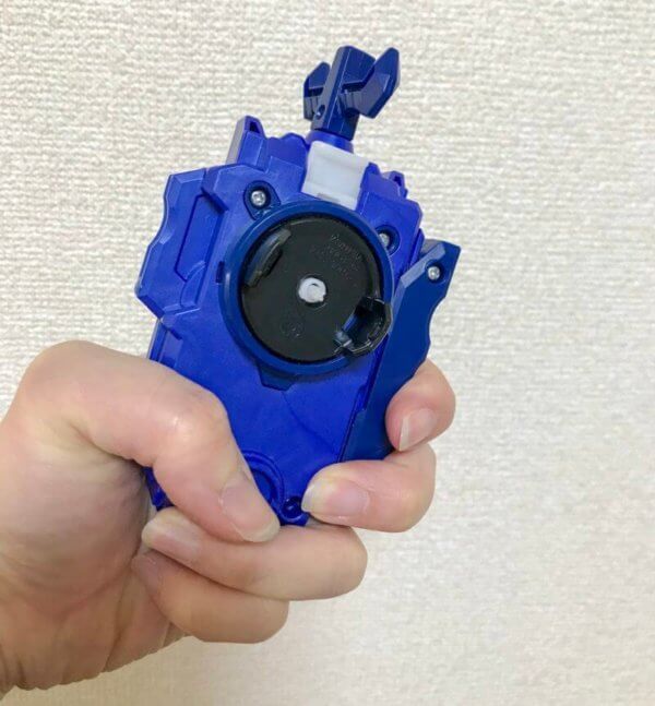 ベイランチャーLRを大人の手で持ったところ(手のひら側)