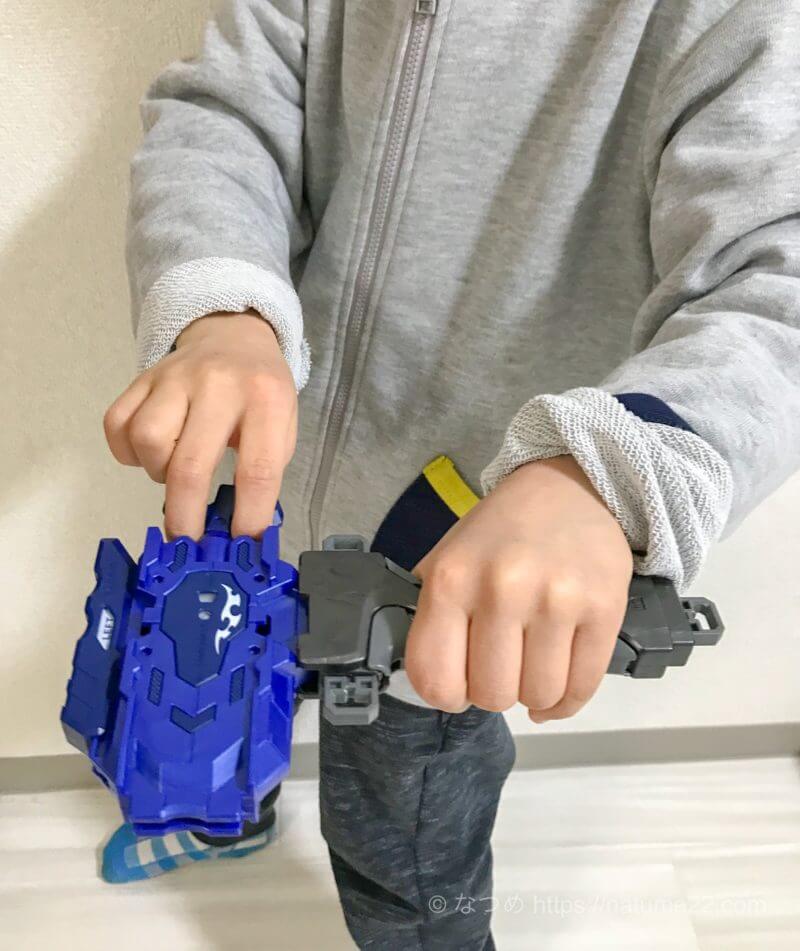 ベイランチャーLRのストリングを手前に引く様子