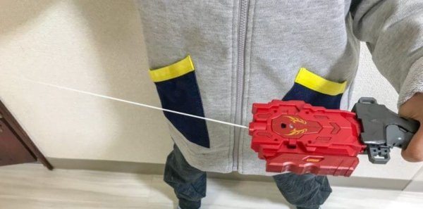 ベイランチャーLRのストリングを横に引く様子