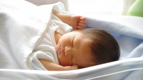 寝ている新生児の写真