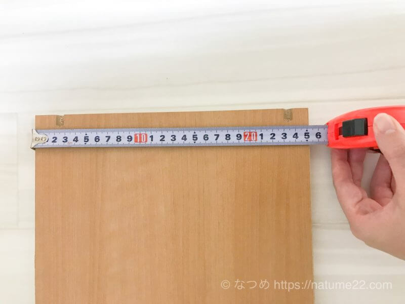 棚板のダボ位置を図る様子