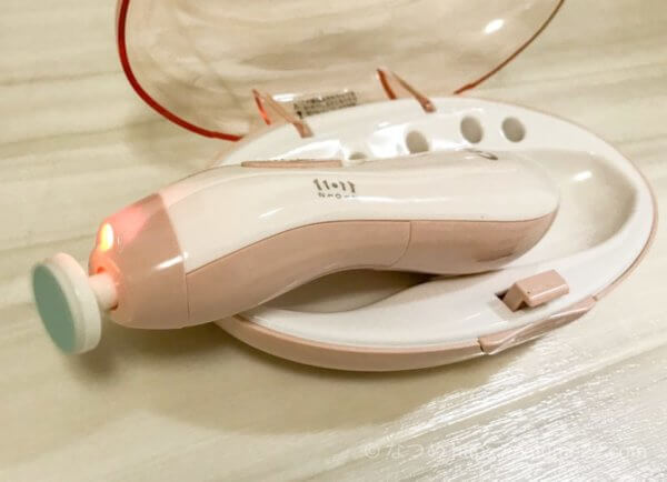 コンビのネイルケアセット(電動爪やすり)の電気がついているところ