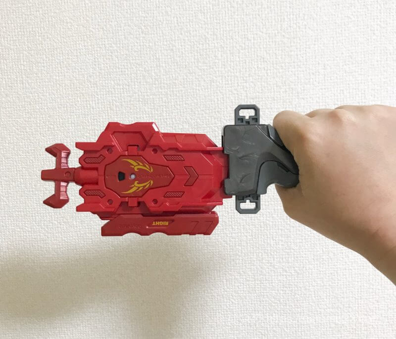 ランチャーグリップをつけたベイランチャーLRを左手で持った様子