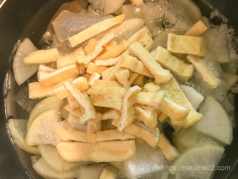 大根と揚げの味噌汁を作っているところ