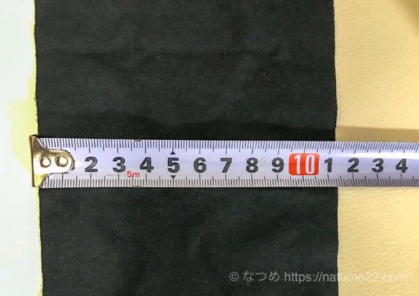 アイロン接着の靴下用補修布を図っているところ
