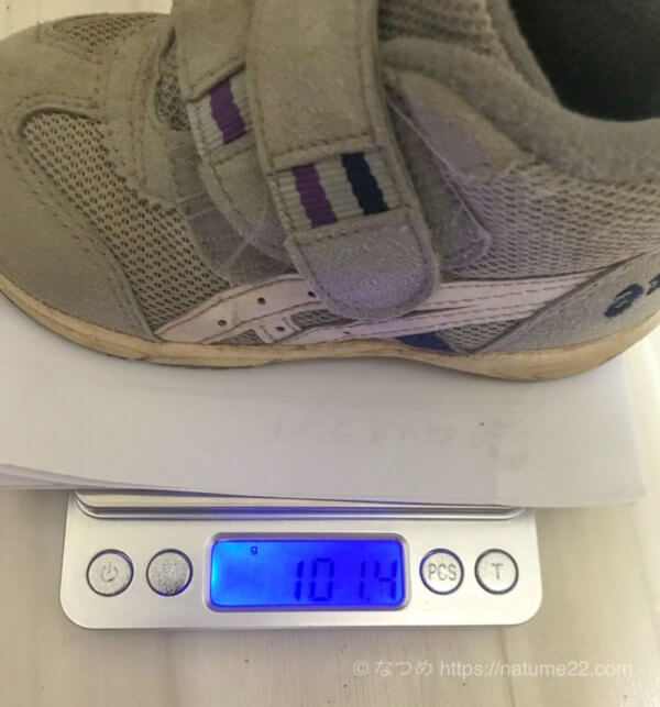 アシックスのハイカットシューズの重さをはかっているところ