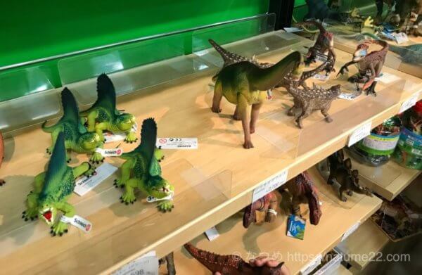 特別展「恐竜博2019」のお土産コーナーの恐竜フィギュア