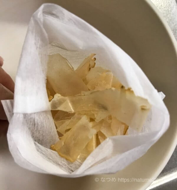 とりぶし「地鶏の旨味」をだし取り用パックに入れたところ