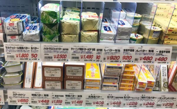沢山の種類のバターが売られている様子