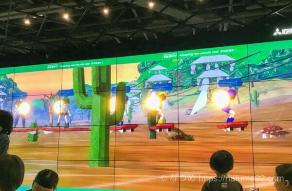 「でんき島の大冒険(METoA Ginza)」の2階大画面ゲームの様子