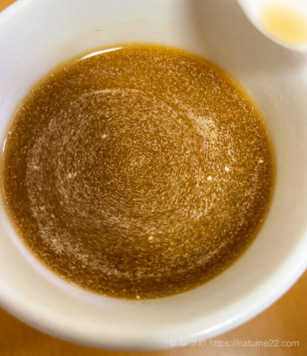 カルディ(KALDI)のバターコーヒーパウダーをコーヒーに溶かした様子